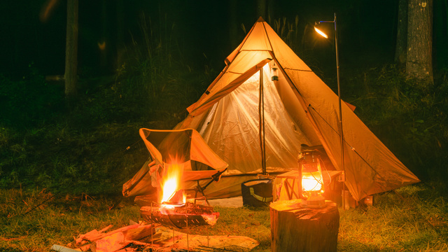 光る夜のテント